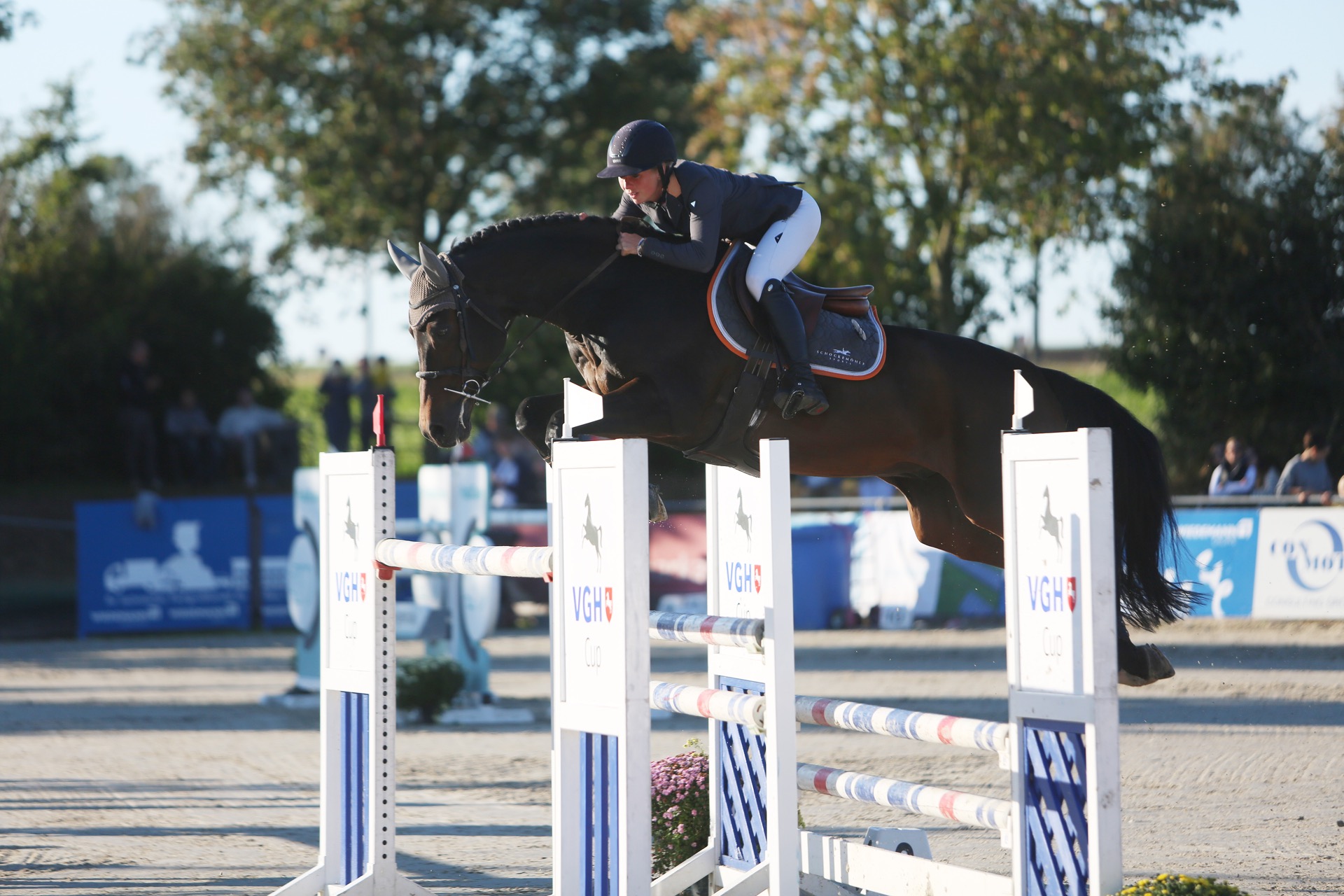 Die erfolgreichste Reiterin der ConMoto Jumping Days: Paweena Wernke auf Nashville